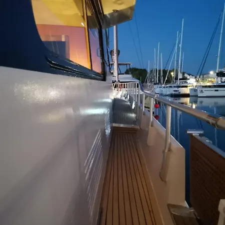Yacht Aquamarina Vieux Port 보트호텔 *