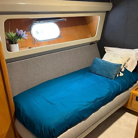 Yacht Aquamarina Vieux Port 보트호텔