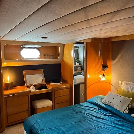Yacht Aquamarina Vieux Port 보트호텔 *