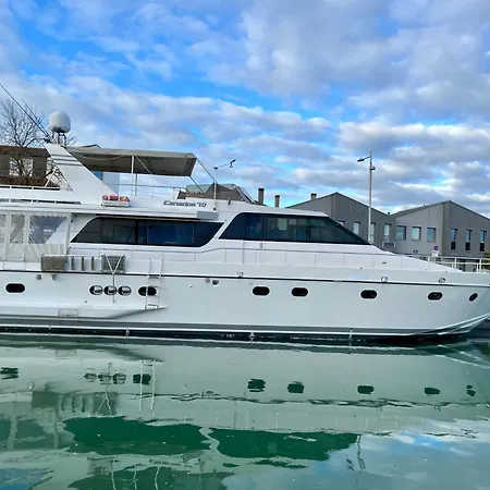 Botel Yacht Aquamarina Vieux Port La Rochelle
