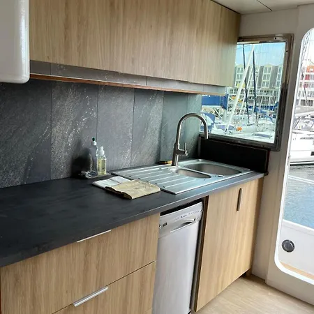 Yacht Aquamarina Vieux Port 보트호텔