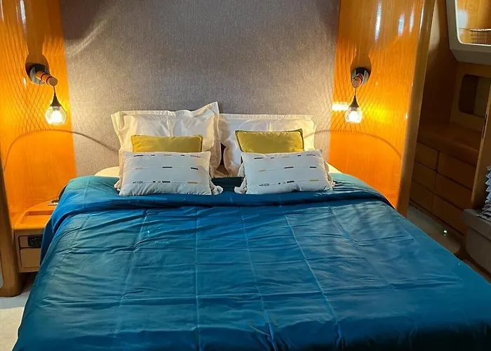Πλωτό κατάλυμα Yacht Aquamarina Vieux Port