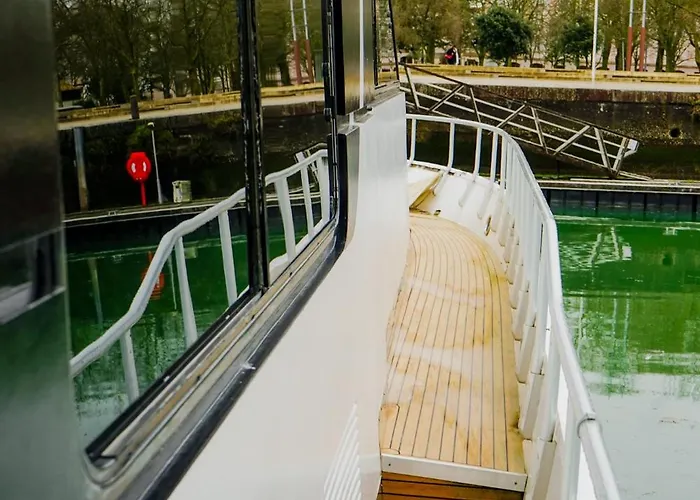 Πλωτό κατάλυμα Yacht Aquamarina Vieux Port
